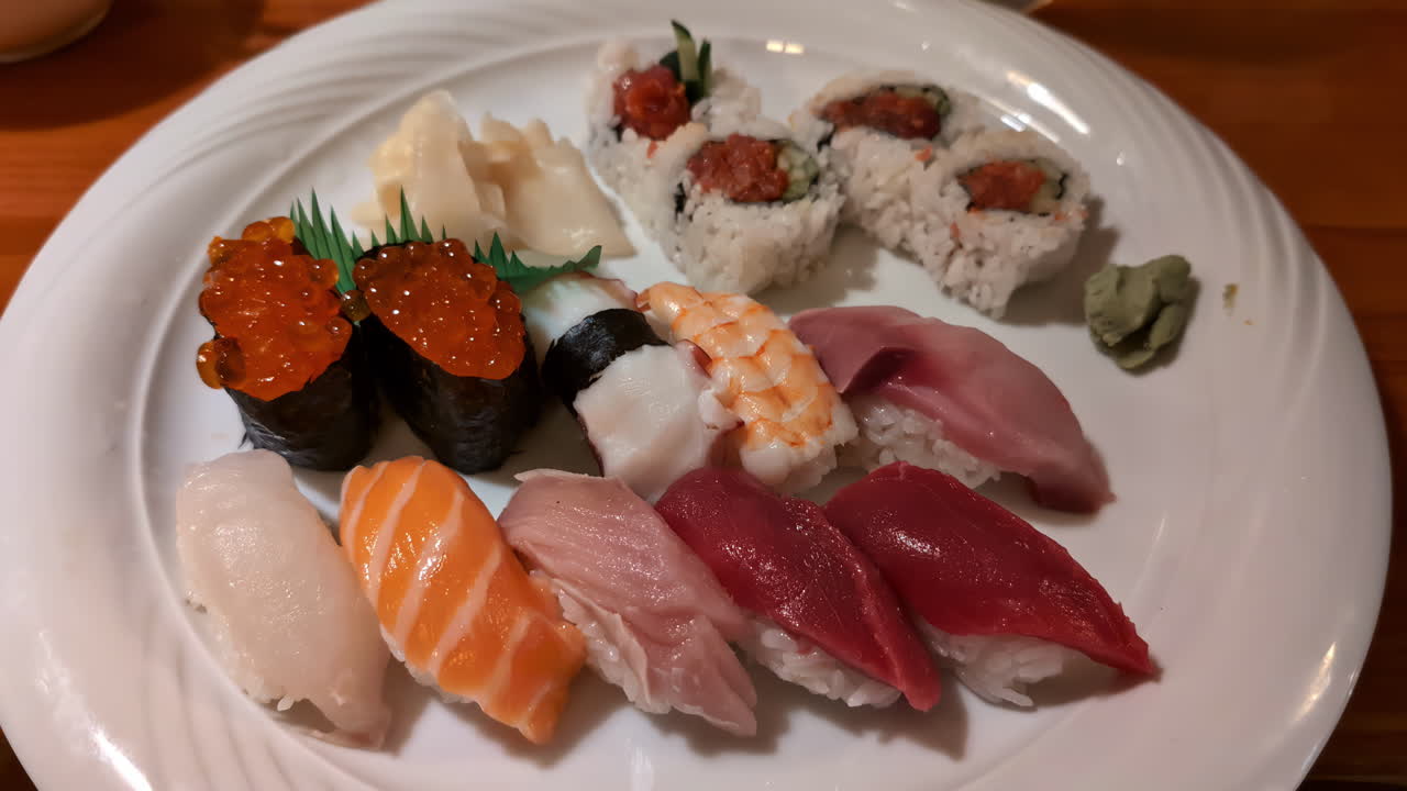 sushi y nigiri variedad comida japonesa de mariscos en un plato blanco