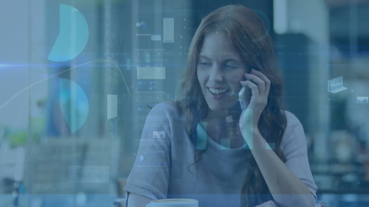 animación del procesamiento de datos sobre una mujer de negocios caucásica que usa un teléfono inteligente