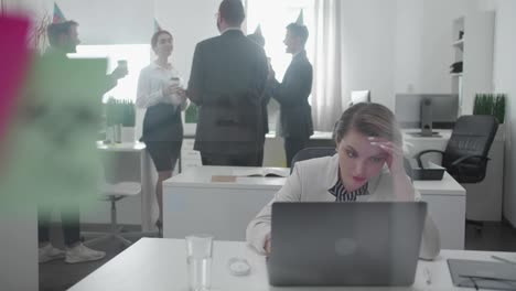 la joven está ocupada con el trabajo en la oficina.