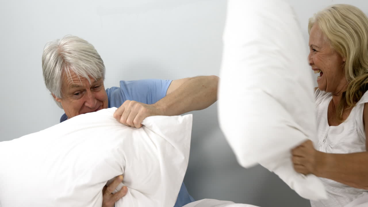 행복 한 커플 이 함께 즐거움을 즐기고 있다