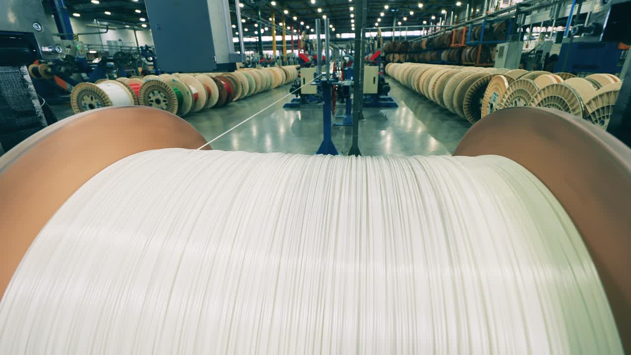 큰 스풀은 전기 케이블을 습니다.