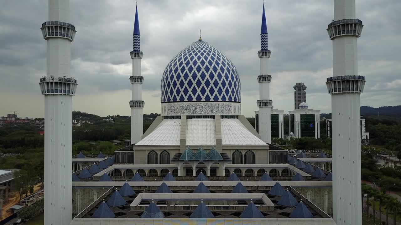 imágenes aéreas - sobrevuelo de una mezquita en un día nublado.