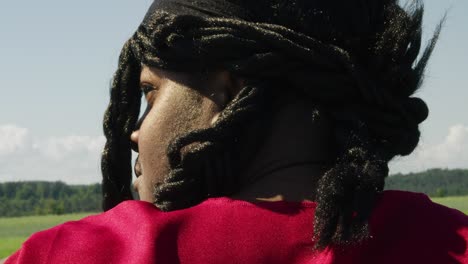 sansón escaneando el paisaje distante, personaje bíblico con largas rastas, guerrero y juez israelita, hombre negro en el antiguo testamento, cristiano
