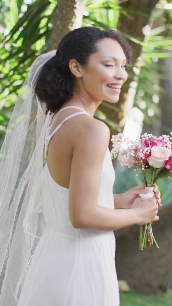 video vertical del retrato de una feliz mujer afroamericana con vestido de novia