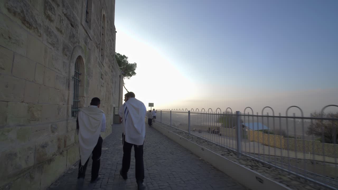 두 명의 종교적 유대인이 이스라엘 예루살렘 사무엘의 무덤 입구로 이동 #024