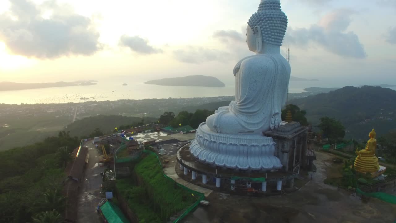 amanecer en la bahía de chalong cuando estás en la cima de la colina de la estatua del gran budo puedes ver alrededor de la isla de phuket