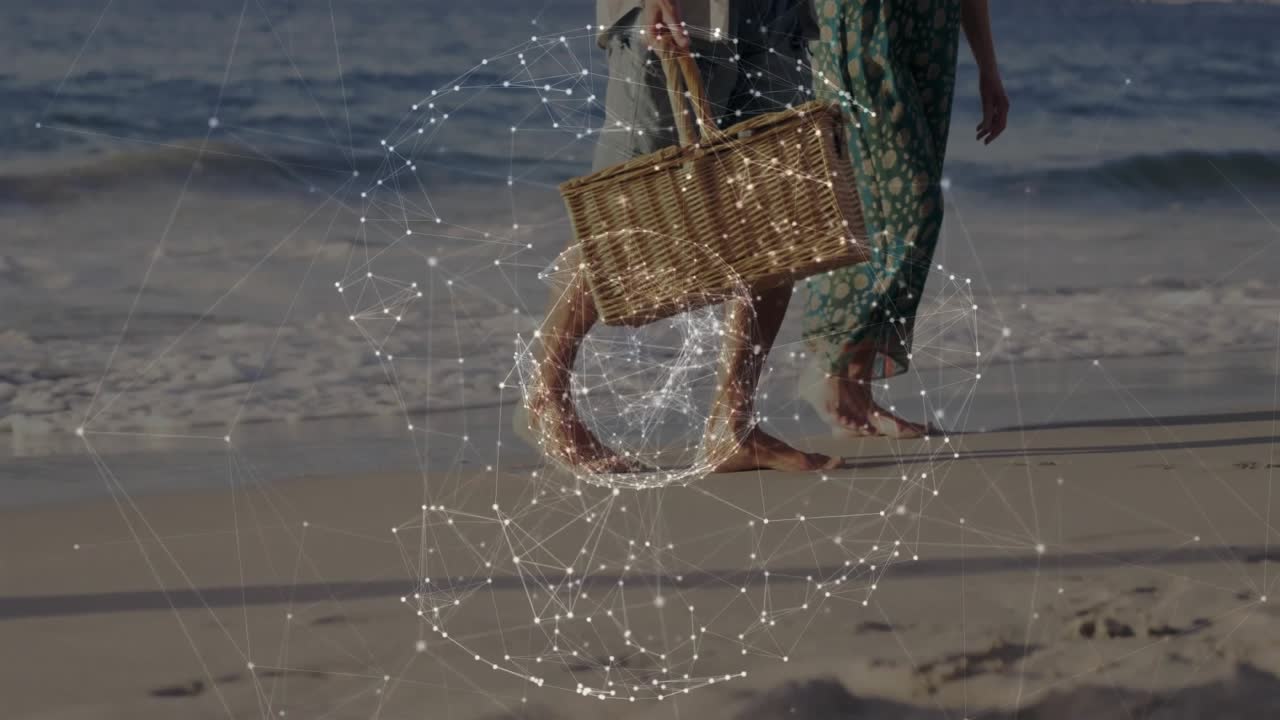 Pareja mayor pisando arena mojada, activando una esfera de datos alrededor de las piernas, con tecnología de seguimiento de movimiento de cesta.