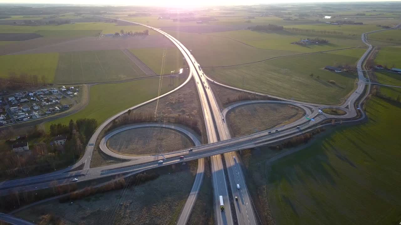 이동하는 교통 차량과 함께 고속도로 교차로의 공중 시각.