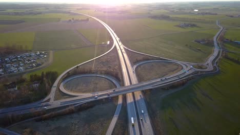 vista aérea de la intersección de la autopista con automóviles de tráfico en movimiento.