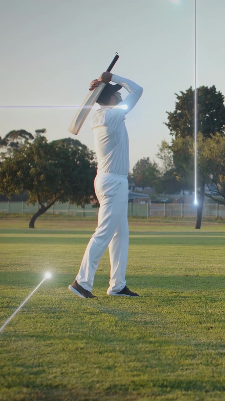 Video verticale: Giocatore di cricket maschio che sposta il peso, lancia la mazza su un campo erboso, praticando la preparazione al colpo.