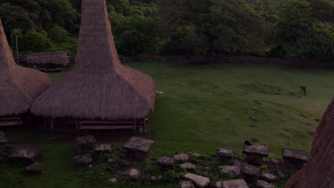 Làng ven biển với những mái nhà truyền thống lúc rạng đông, Sumba, Indonesia