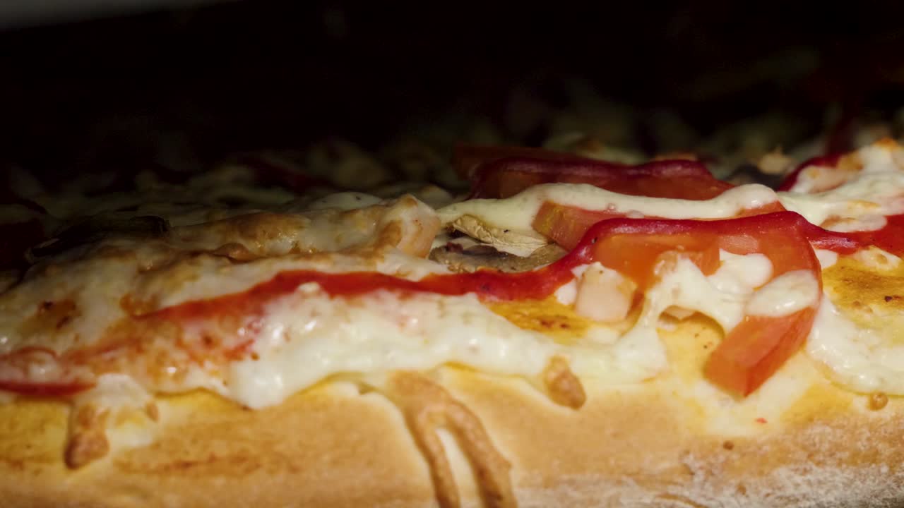 Primo piano di una deliziosa pizza nel forno