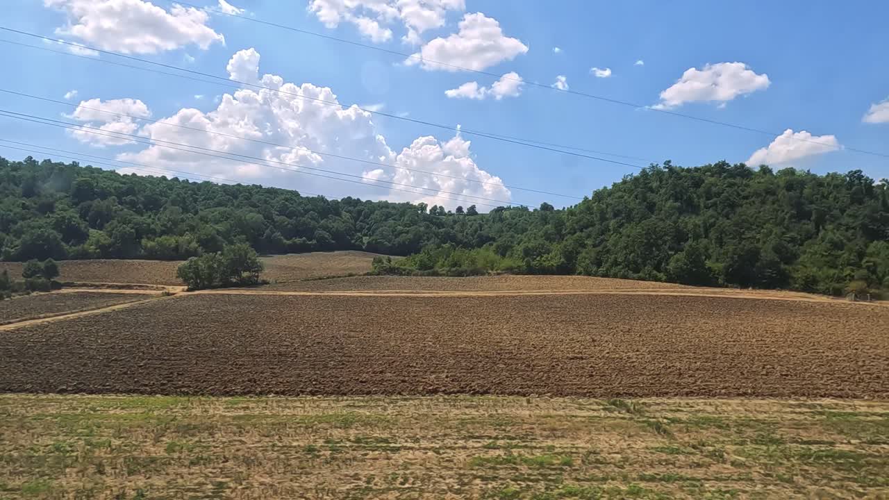 Zug fährt durch malerische ländliche Landschaften in Turin