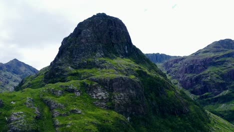 Vista-Aérea-Drone-Shot-of-Gearr-Aonach-in-Glen-Coe,-Scotland