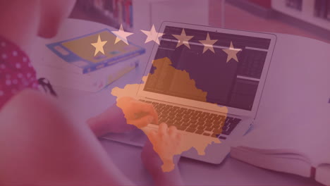 escribiendo en una computadora portátil, persona con libros sobre la bandera de kosovo y la animación de estrellas