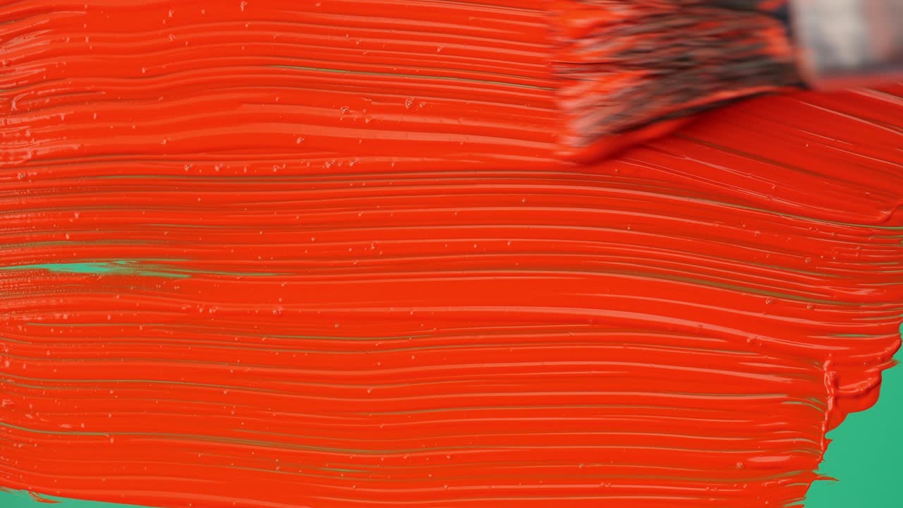 브러쉬가 녹색 스크린을 그립니다. 가까이 가세요.