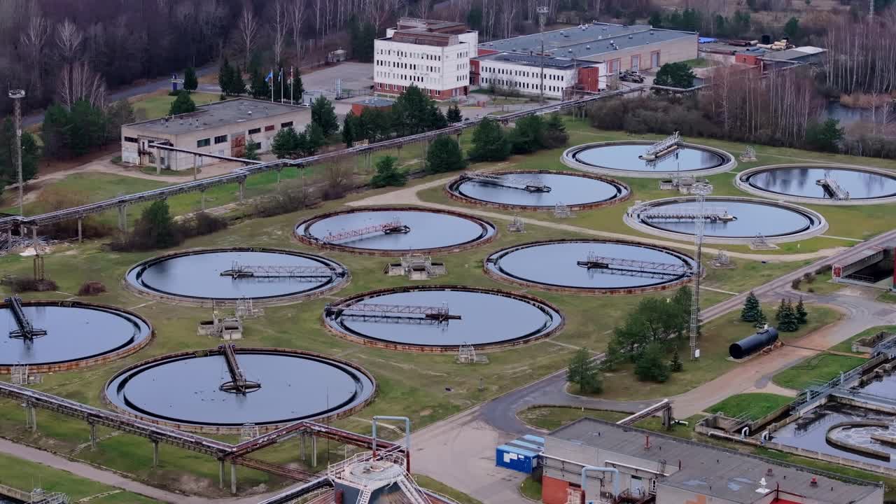 라트비아 리가 (riga) 에 위치한 폐수 처리 시설의 드론 뷰.