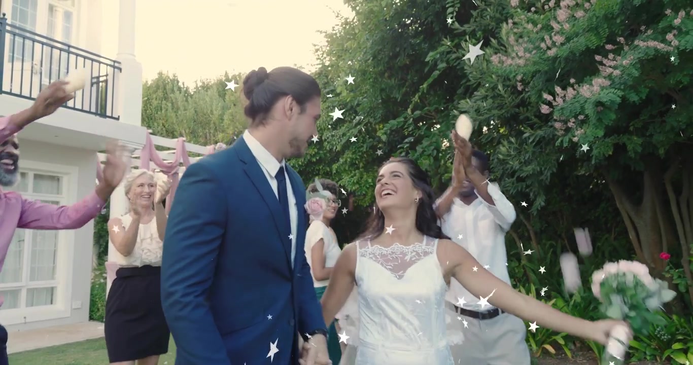 Coppia di novelli sposi che esce sotto un arco rosa attraverso un tunnel di petali, celebrando l'unione matrimoniale.
