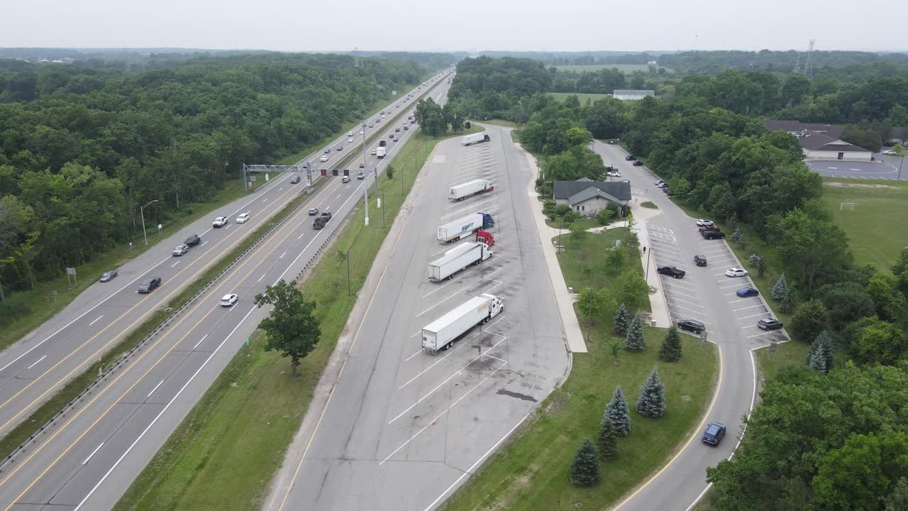 parada de descanso a lo largo de una autopista cerca de ann arbor, michigan, ee.uu. - también conocido como río abajo, vista de avión no tripulado