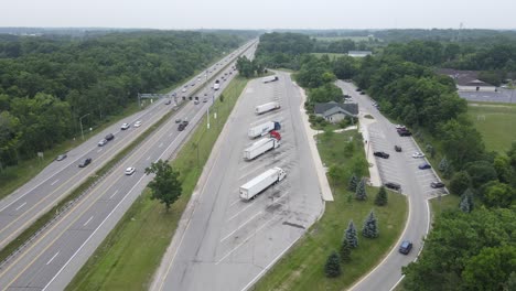 Raststätte-Entlang-Einer-Autobahn-In-Der-Nähe-Von-Ann-Arbor,-Michigan,-USA-–-Auch-Bekannt-Als-Flussabwärts,-Drohnenansicht