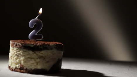 vela dos en el pastel de tiramisu