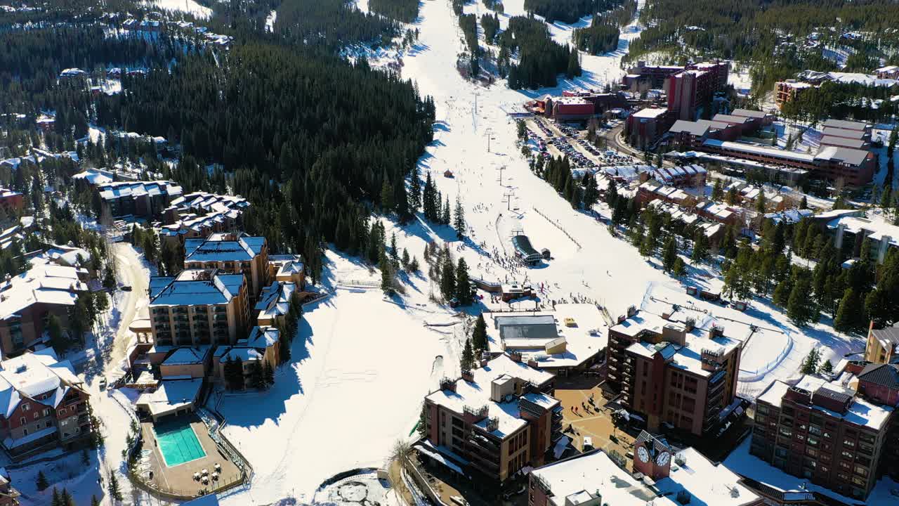 imágenes aéreas de drones de la pista de una estación de esquí en breckenridge, colorado