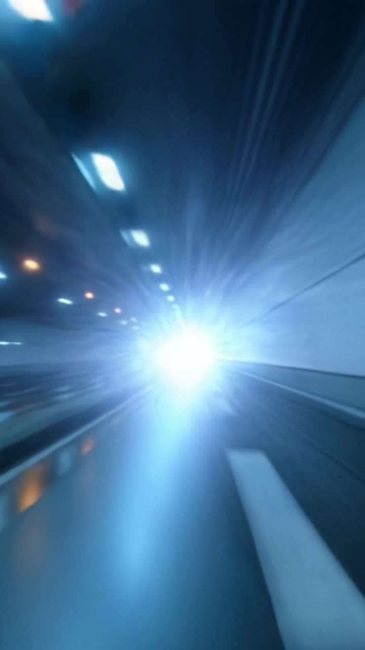 Movimento dinamico attraverso un tunnel: un'esplorazione vivida di luce e velocità catturata in due splendide inquadrature che riflettono movimento rapido ed energia vibrante
