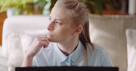 mujer trabajando en computadora pensando y resolviendo problema 3