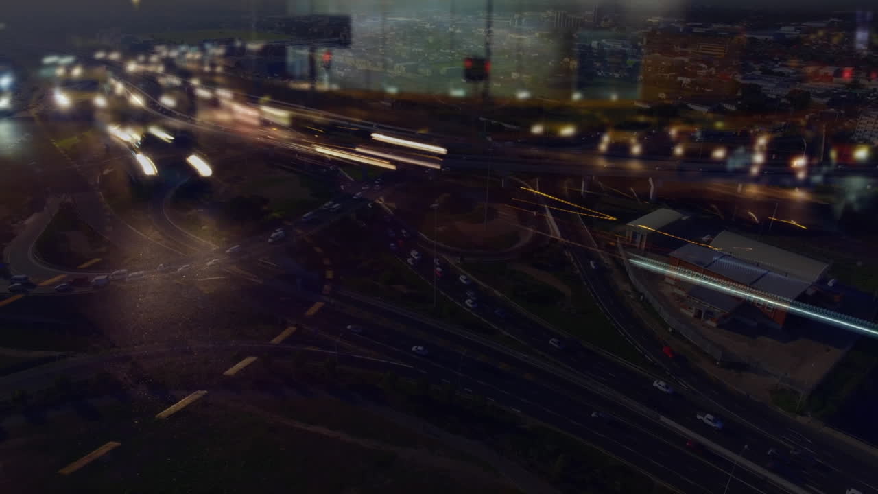 автомобили, едущие по городской дороге