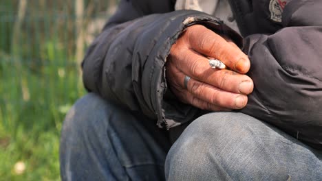 hombre fumando un cigarrillo