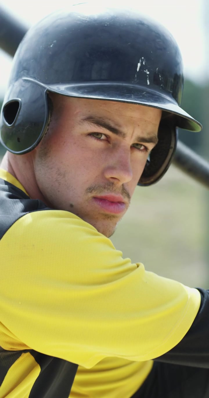 Giocatore di baseball che oscilla la mazza durante l'allenamento
