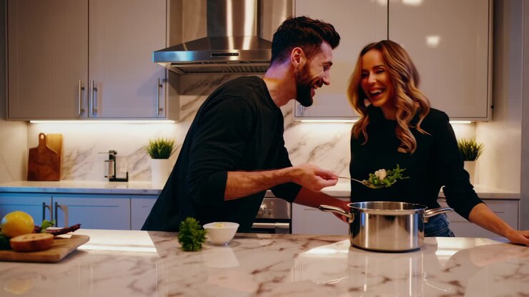 Coppie felici che cucinano insieme