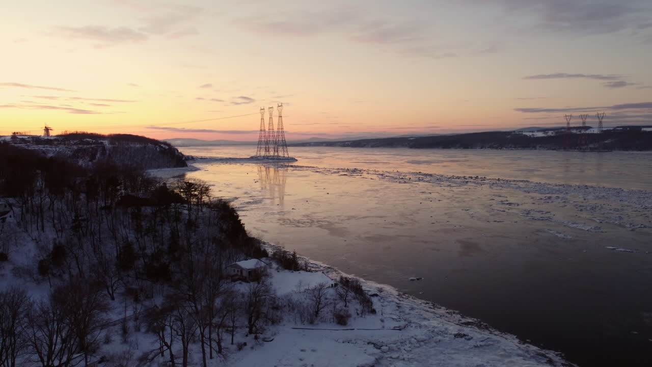 공중 - 석양에 송전선을 바라보며 세인트 로렌스 강 연안을 날다
