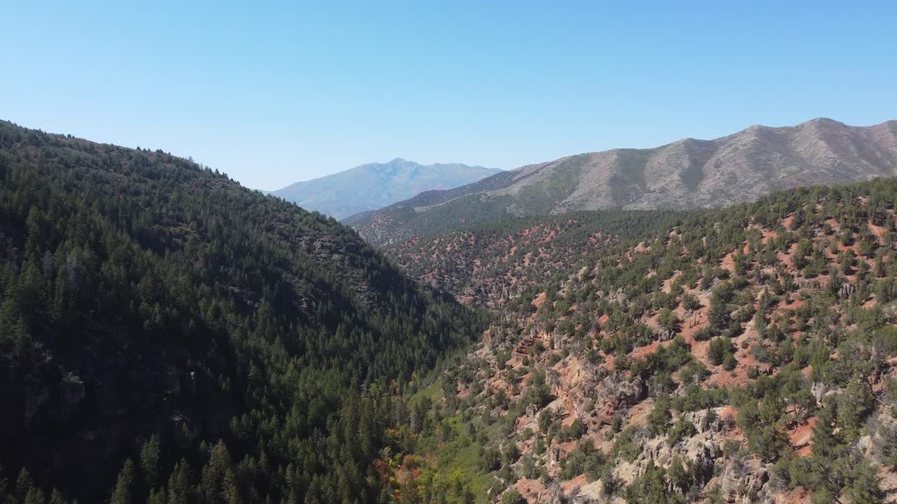 Filmato aereo di un canyon nello Utah e di un percorso escursionistico che conduce a sorgenti termali naturali. Ottimo per chi ha bisogno di filmati di viaggi, natura e paesaggi.