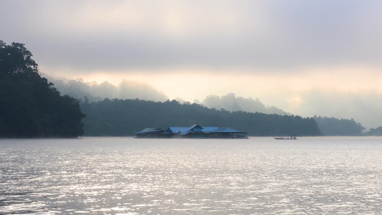 새벽에 조용한 호수의 타임스