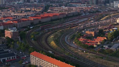 Vista-Aérea-Sobre-El-Ferrocarril-Para-Trenes-En-Copenhague.