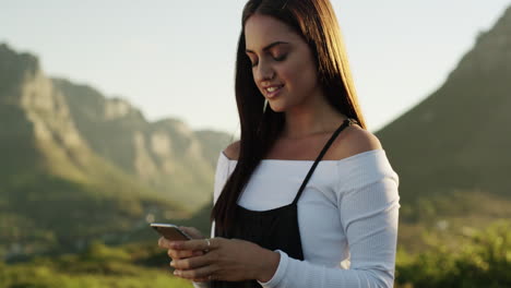 una hermosa mujer joven usando un teléfono celular