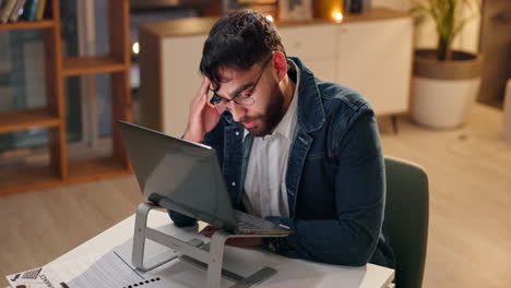 joven concentrado en la computadora portátil