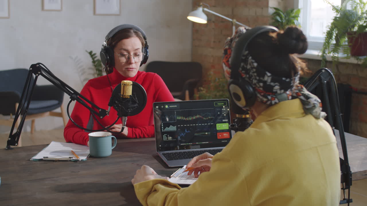 mujer entrevistando a una invitada en un estudio de grabación de podcast