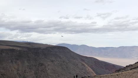 Normale-Geschwindigkeitsansicht-Eines-Kampfjets,-Der-Hoch-über-Einer-Dunklen-Schlucht-Fliegt