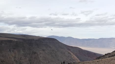 vista de velocidad normal de un avión de combate que vuela alto sobre un cañón oscuro