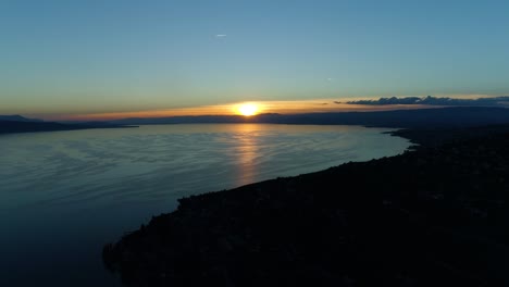 Schneller-Luftaufstieg-Mit-Sonnenuntergang-über-Dem-Genfersee,-Waadt---Schweiz