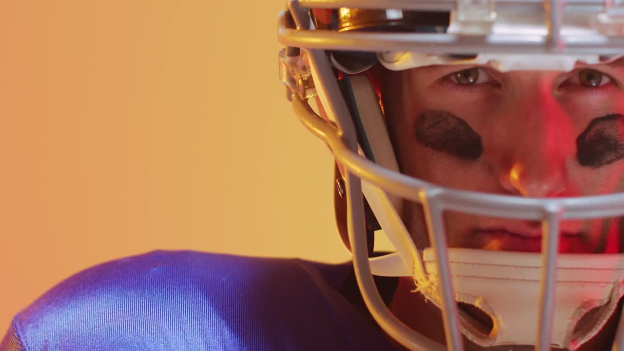 video de primer plano de un jugador de fútbol americano caucásico con casco sobre un fondo amarillo neón