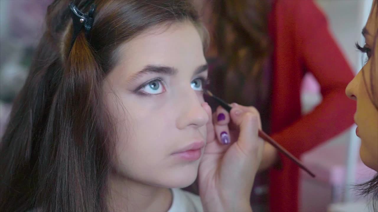 chica adolescente haciendo una aplicación de maquillaje