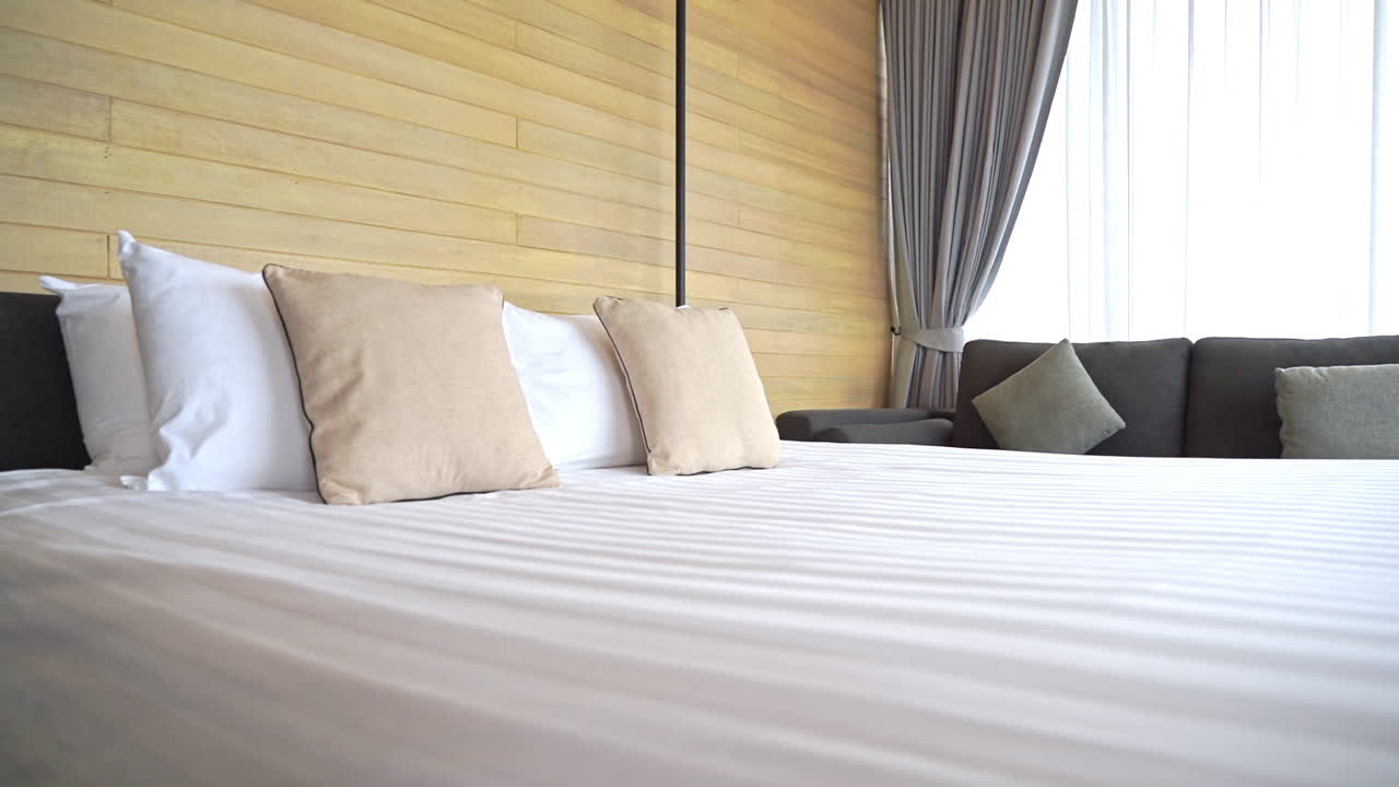 cómoda habitación de hotel suite con cama tamaño queen