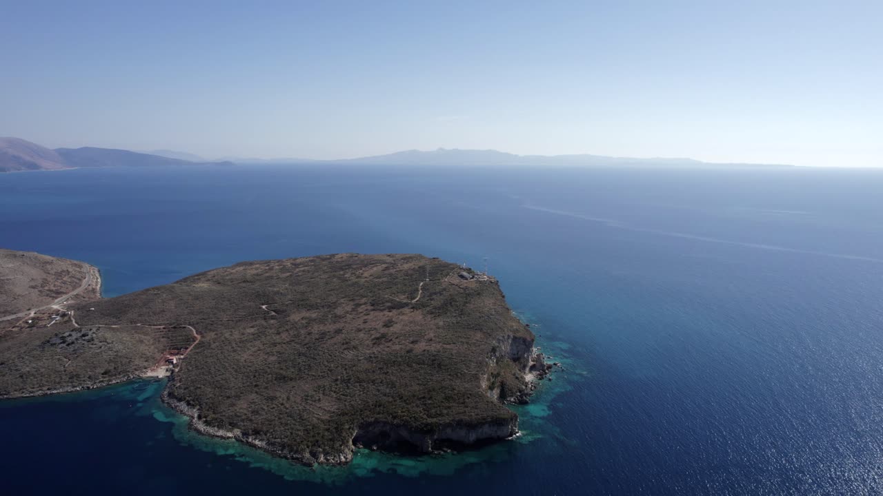 drone disparó sobre una cornisa en forma de isla en la costa albanesa, sh8, palermo