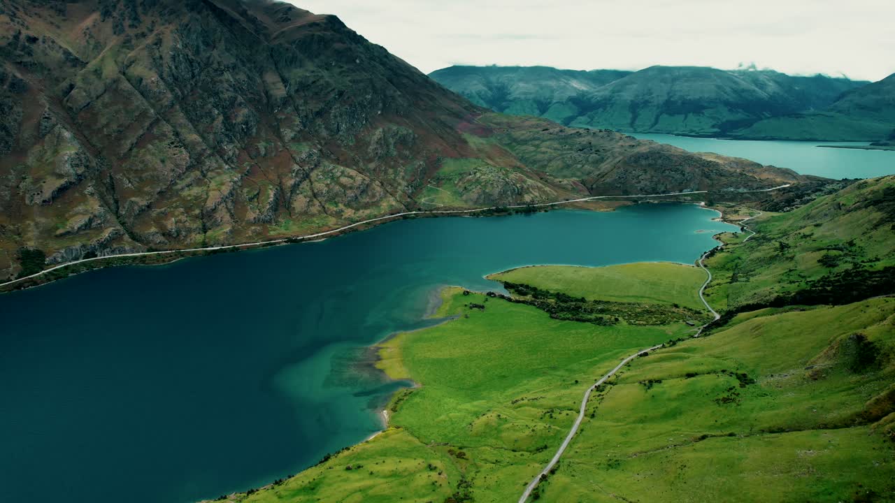 Paesaggio della Nuova Zelanda: vista aerea con drone delle montagne verdi sul lago