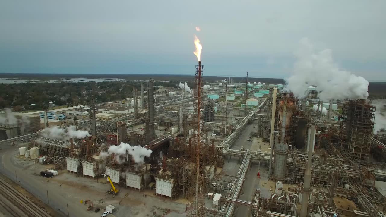 excelente antena sobre una enorme refinería de petróleo industrial con soplete de gas ardiendo 2