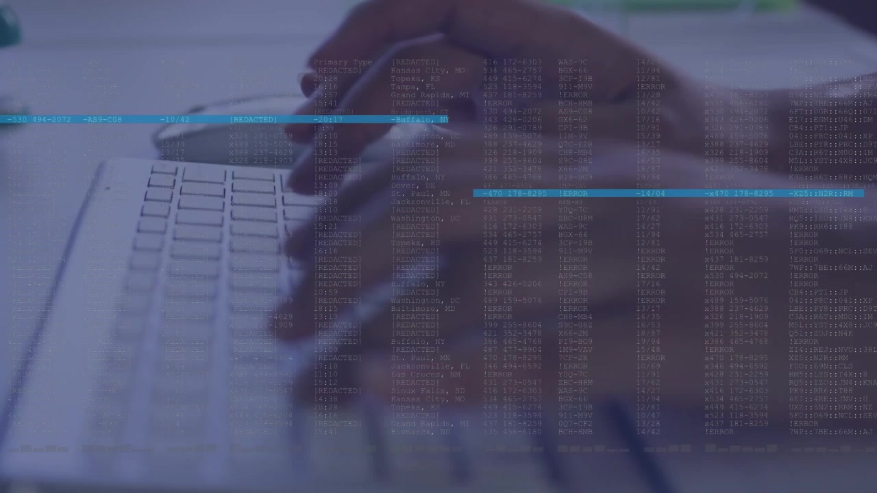 Animación de procesamiento de datos sobre la sección media de una mujer escribiendo en un teclado