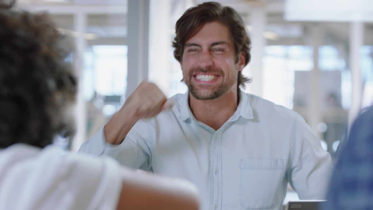 gente de negocios celebrando en la sala de juntas reunión feliz empresario ejecutivo sonriendo disfrutando del éxito con sus colegas aplaudiendo aplausos en la oficina